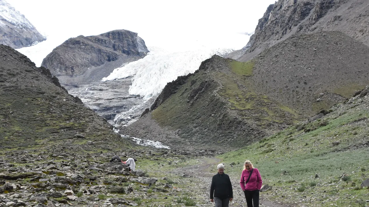 Vi går en kort tur ved Nojin Kangtsang gletsjeren. Foto Ulla Dons