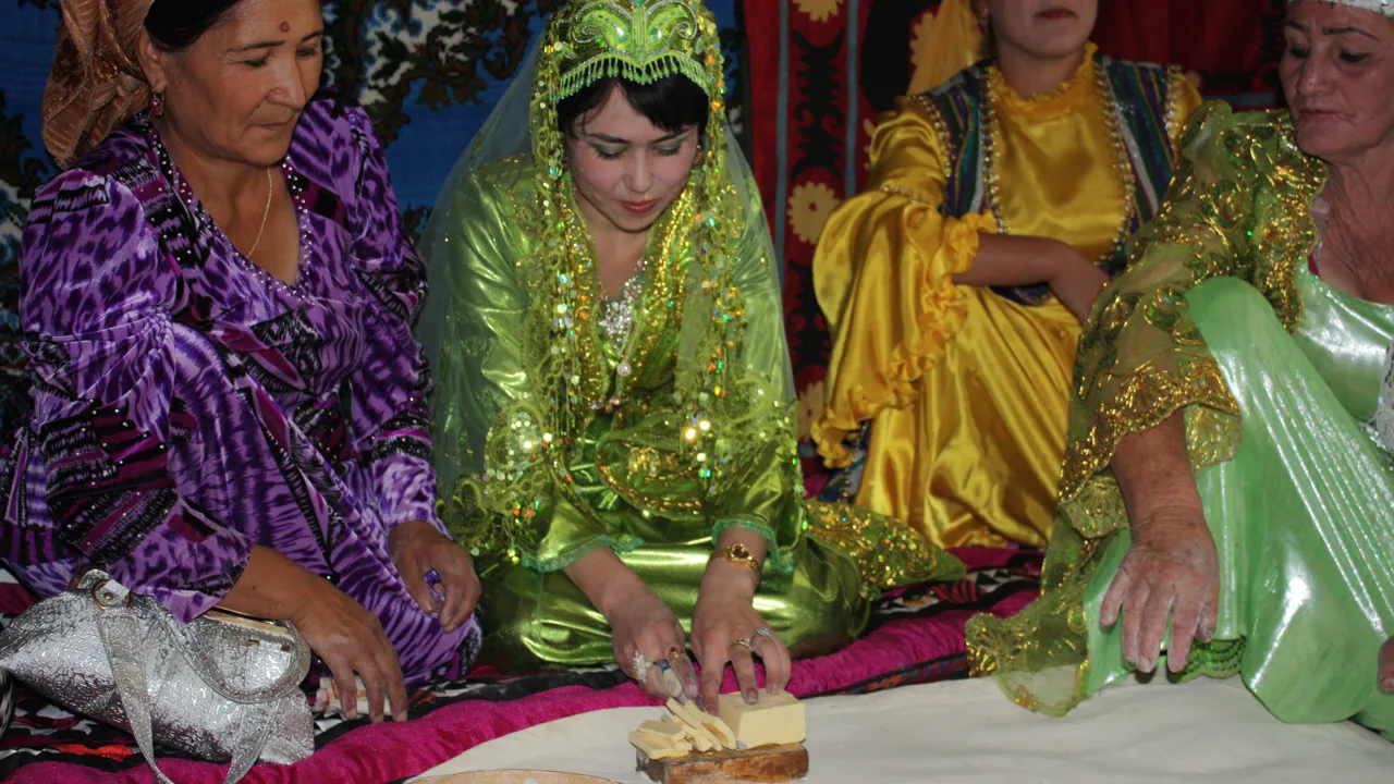 Bruden skærer af osten og deler ud til et bryllup i Uzbekistan. Foto Lone Andersen