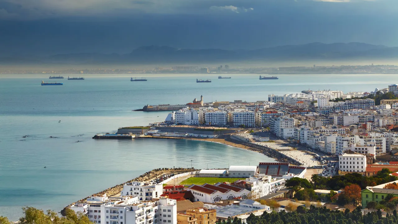 Algeriets hovedstad Algiers kystlinje - nyd udsigten langs den fortryllende Algier kystlinje på en rejse til Algeriet med Viktors Farmor. Foto Viktors Farmor