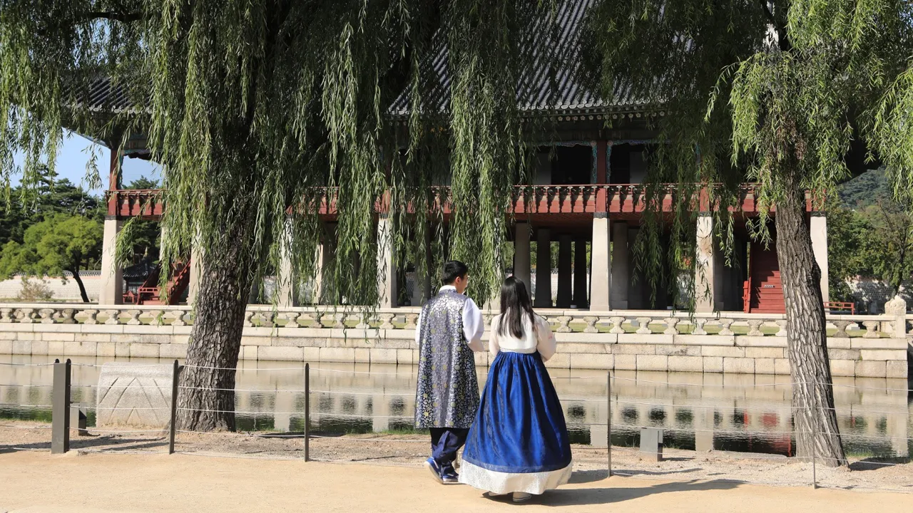 Ungt par på date i paladset Gyeongbokgung i Seoul. Foto Anders Stoustrup