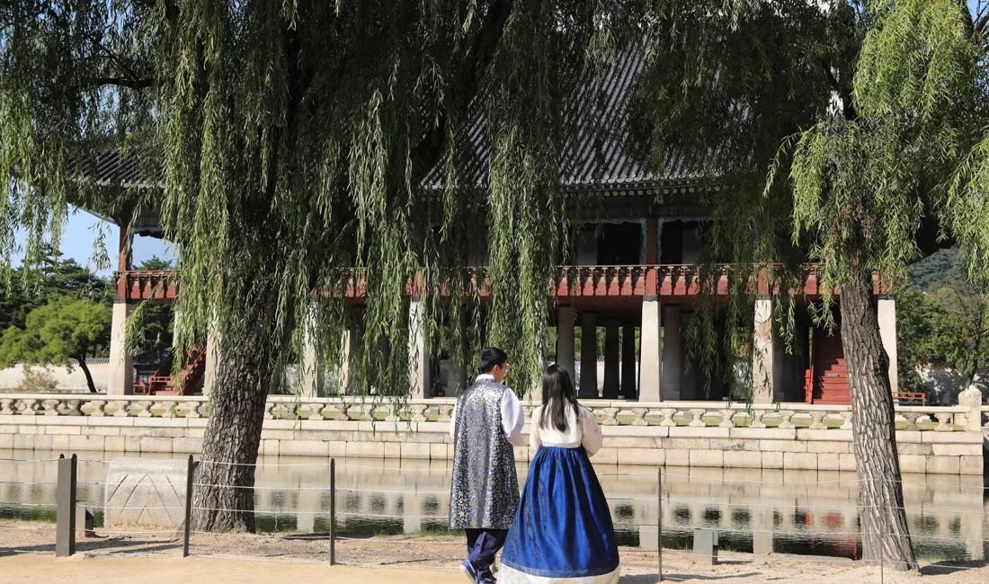 Ungt par på date i paladset Gyeongbokgung i Seoul. Foto Anders Stoustrup