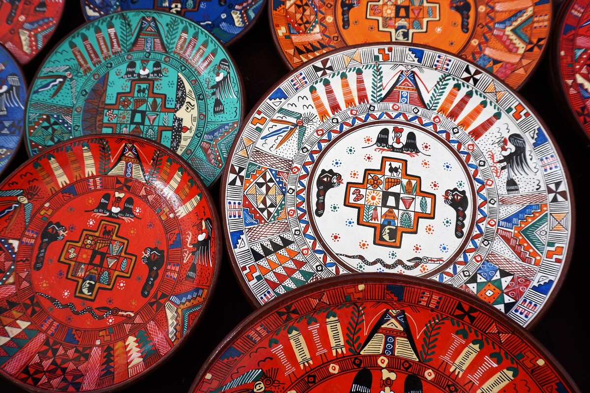 Smukke dekorerede og farverige tallerkner på marked i Peru. Foto Kathrine Svejstrup