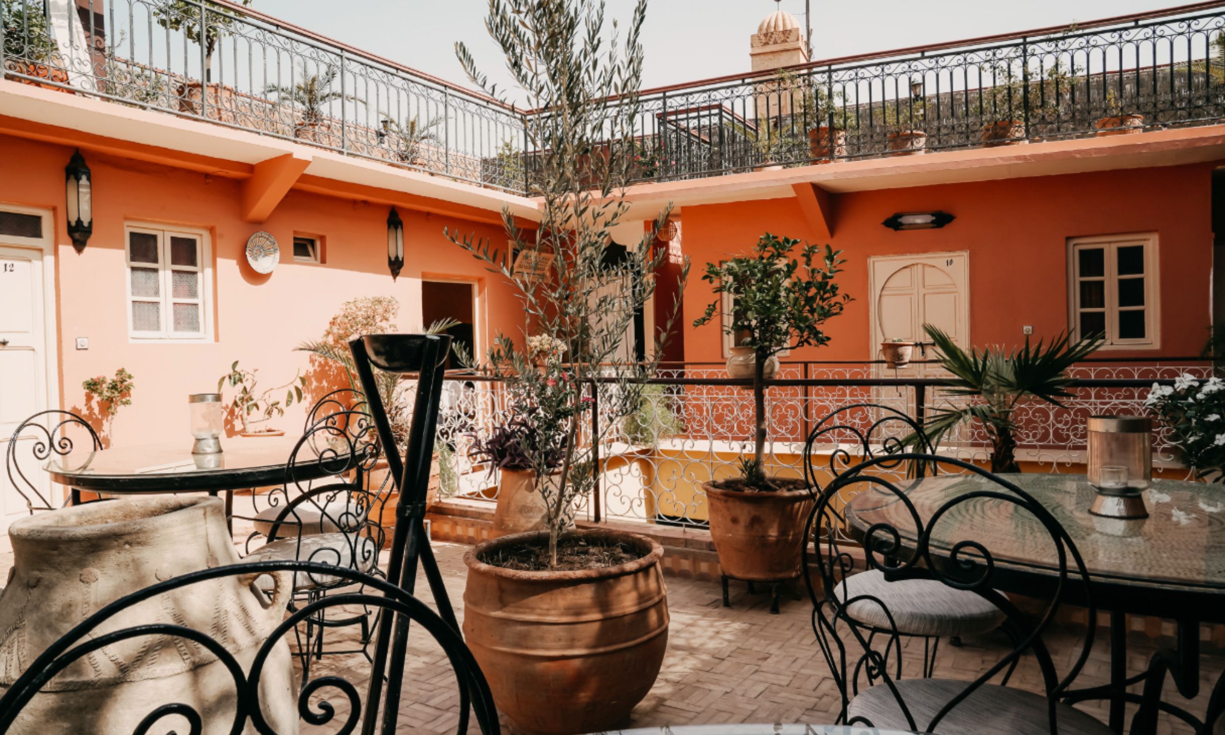 Vi bor på et stemningsfuldt hotel i en traditionel marokkansk riad i hjertet af medinaen. 