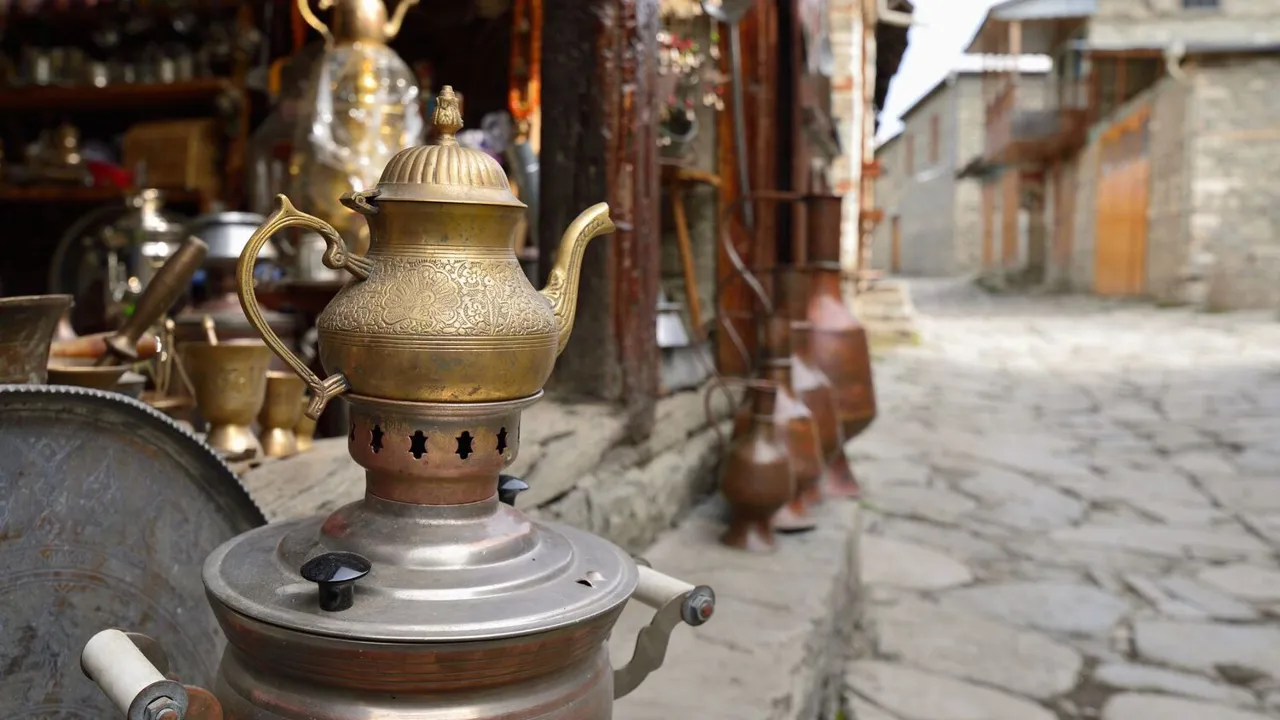 Kobberhåndværk i Lahic er en gammel tradition. Foto Viktors Farmor