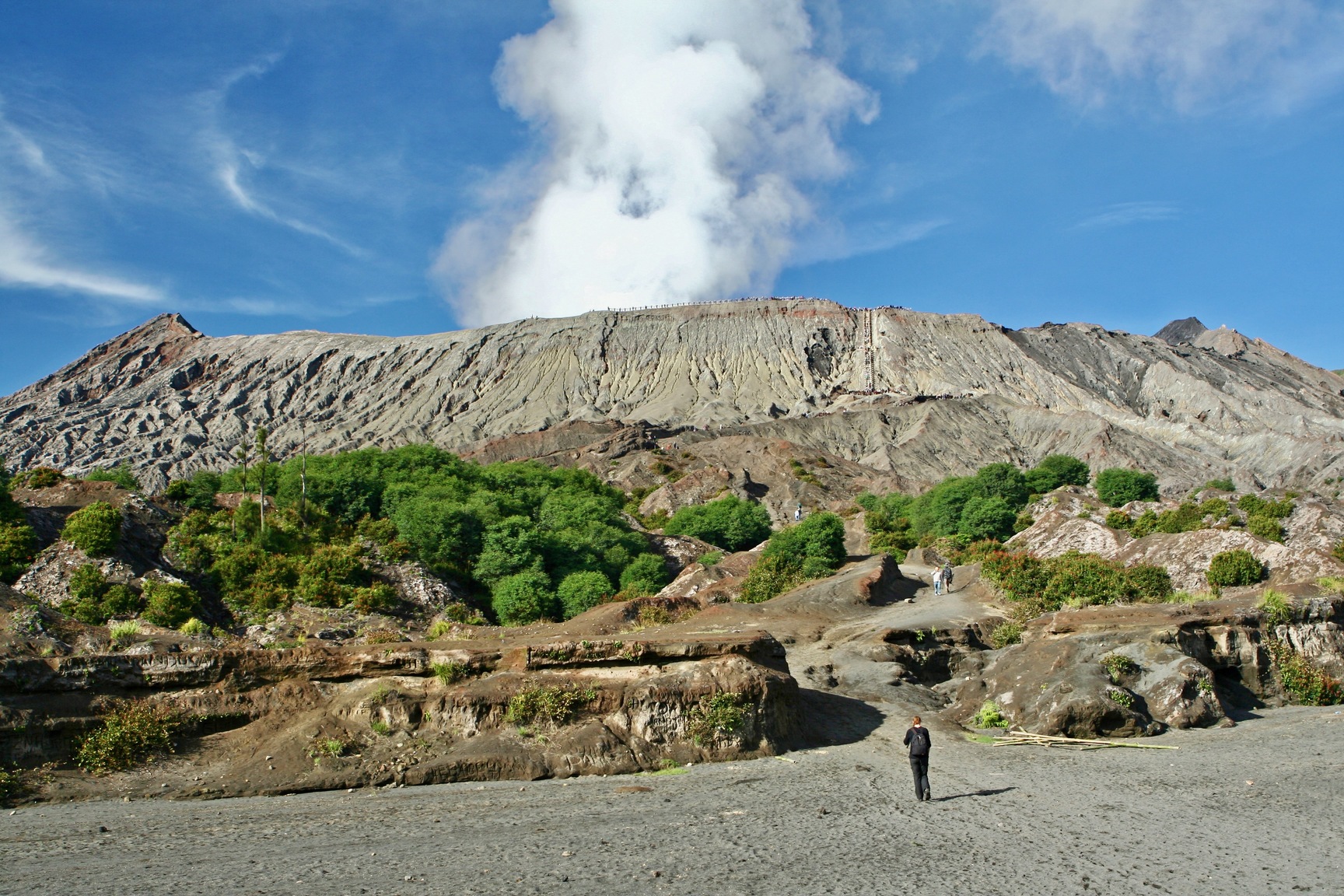 Vi ser nærmere på foden af Mount Bromo. Foto af Anders Stoustrup
