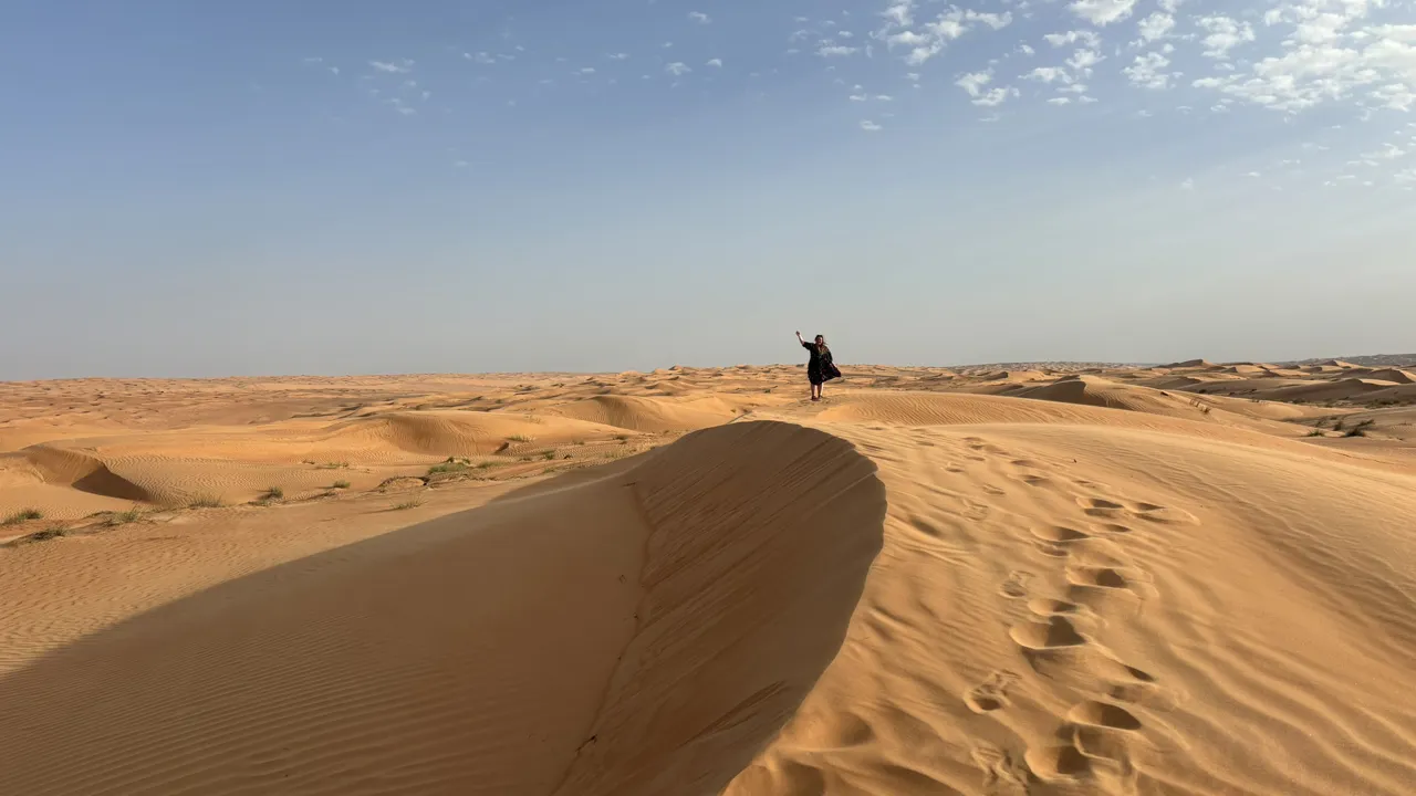I Wahiba Sands ørkenen nyder vi en aften og morgen. Foto Ellen Brzost Lindby-Andersen