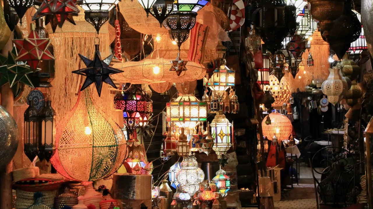 Lamper til salg i Marrakesh Medina. Foto af Anders Stoustrup