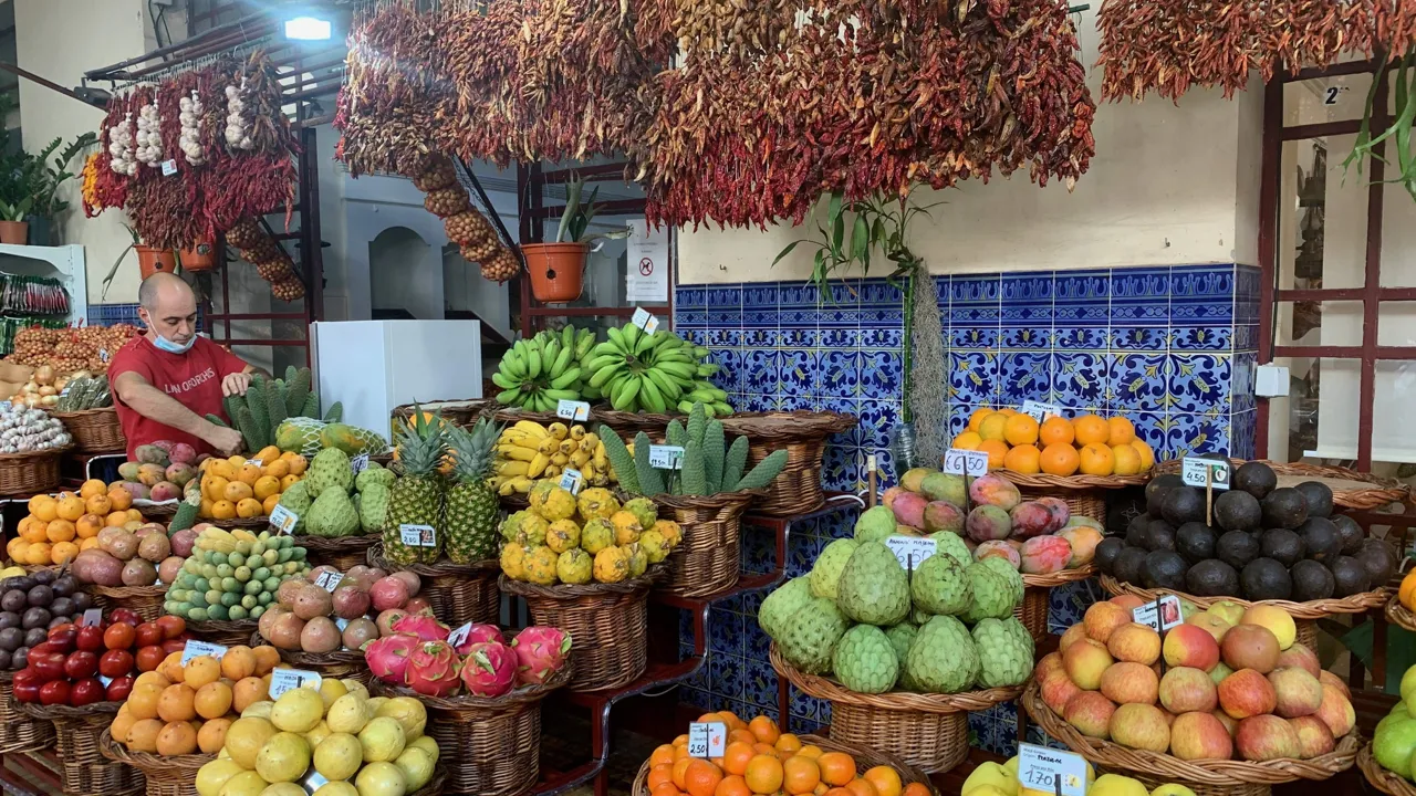 Eksotiske frugter faldbydes på frugtmarkedet i Funchal. Foto Anders Stoustrup 