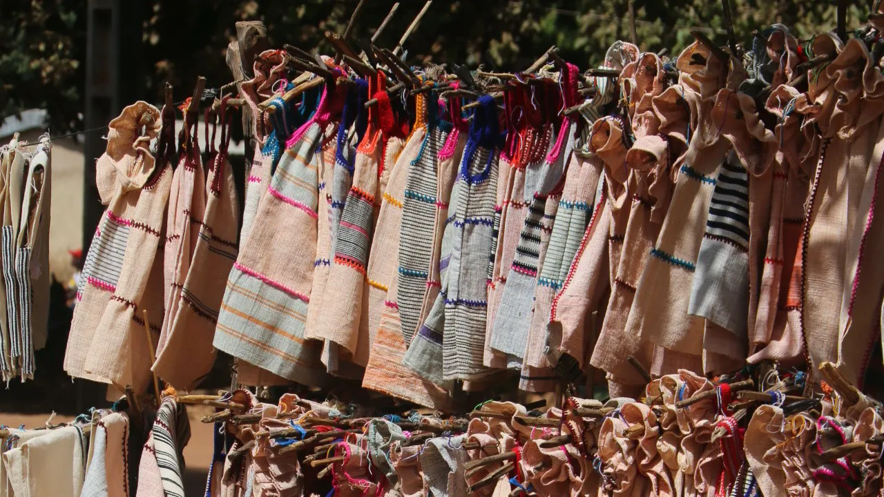 De berømte Korhogo tekstiler syes til færdige beklædningsstykker af kvinderne. Foto Anja Schmidt.