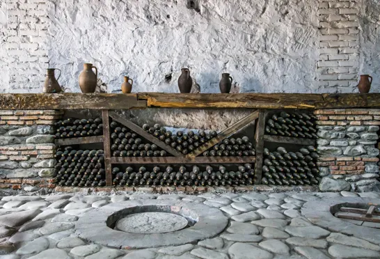 Traditionel georgisk vin laves i kvevri - store krukker, der ofte begraves under jorden. Foto Viktors Farmor