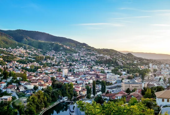 Smukt omgivet af De Dinariske Alper ligger Bosnien Hercegovinas hovedstad, Sarajevo. Foto Viktors Farmor