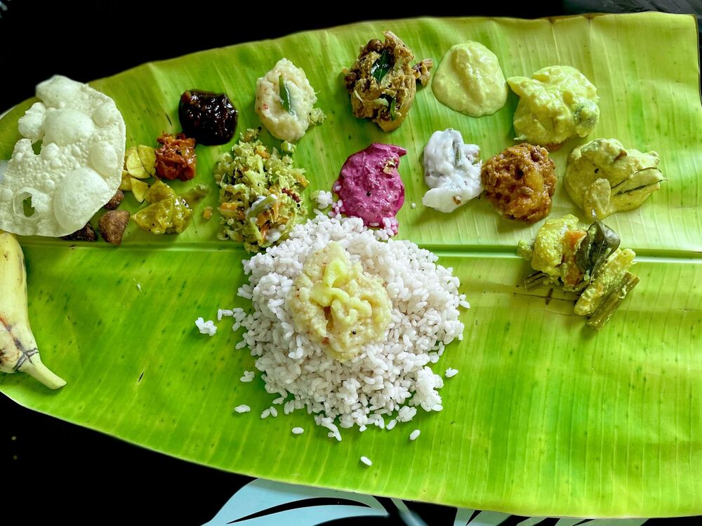Traditionel og smagfuld Kerala mad serveret på bananblade. Foto Viktors Farmor