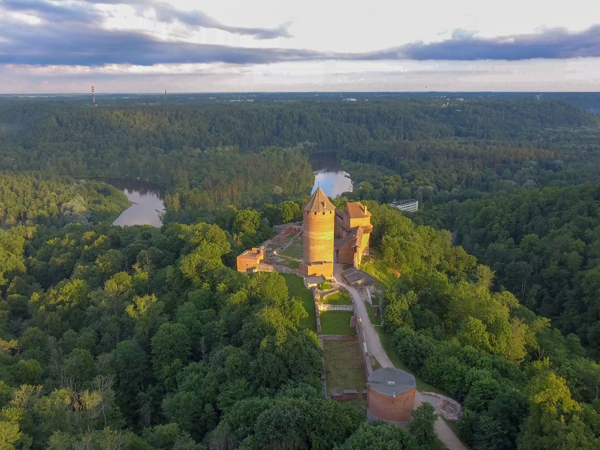 Turaida-borgen ligger som en oase midt i Letlands største nationalpark. Foto Viktors Farmor