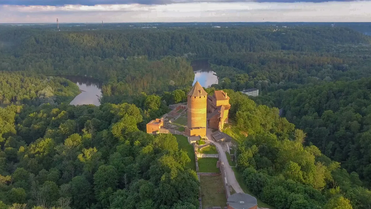 Turaida-borgen ligger som en oase midt i Letlands største nationalpark. Foto Viktors Farmor