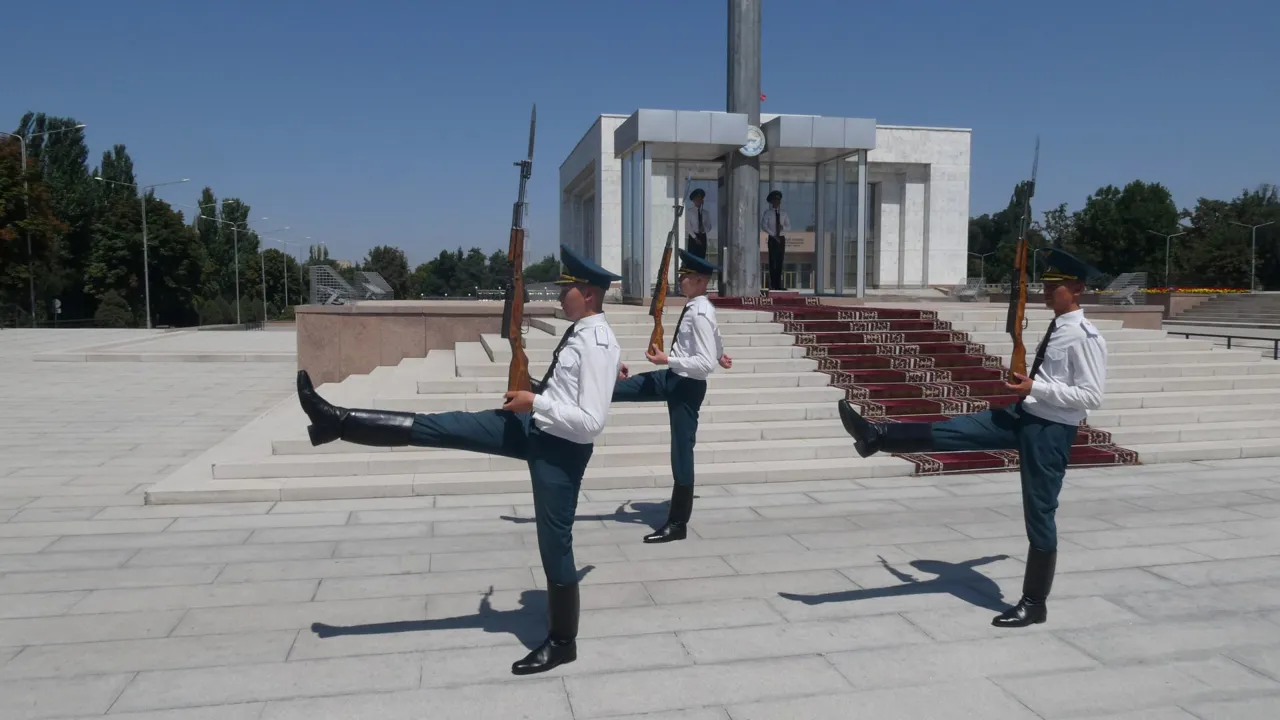 Vagtskifte på Ala-Too-pladsen i Bishkek. Foto Michael Høeg Andersen