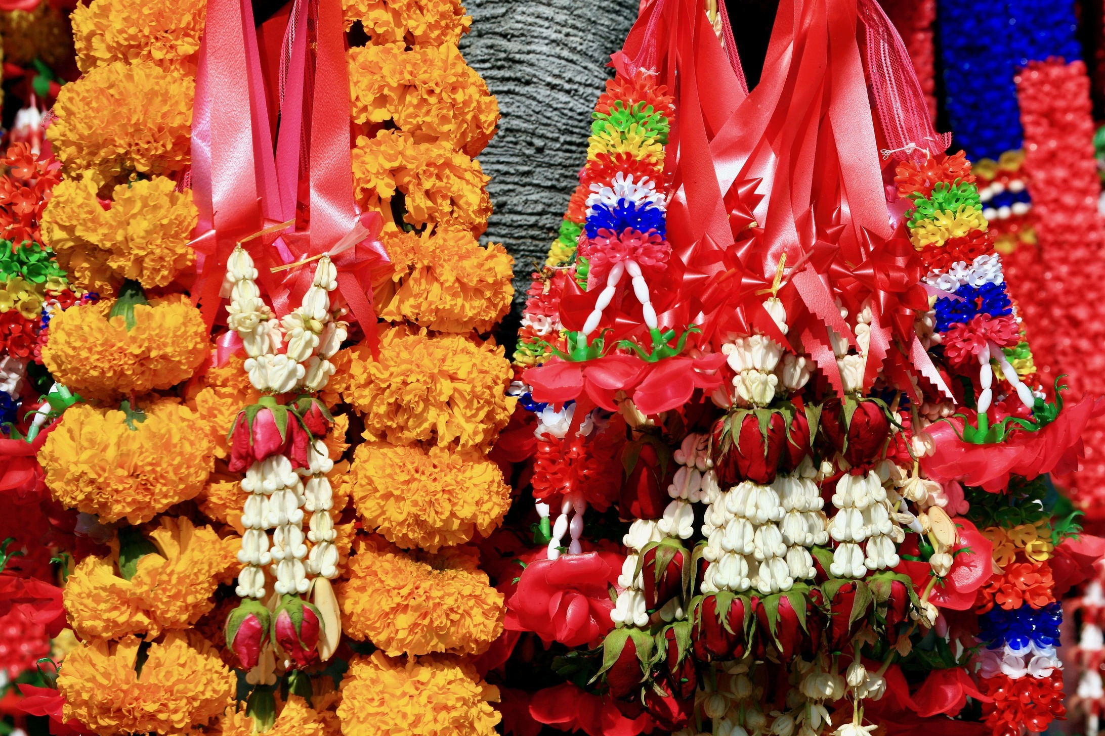 Farverige ofringer ved tempel i Lamphun. Foto af Anders Stoustrup