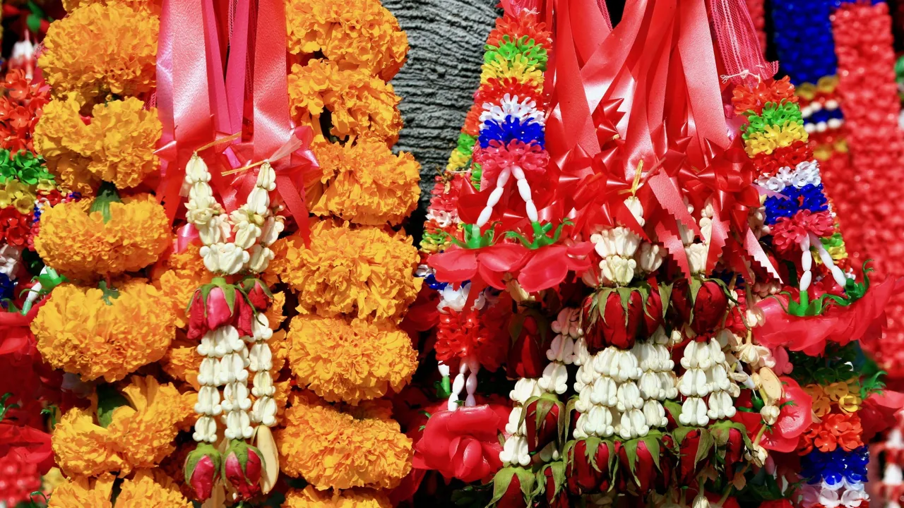 Farverige ofringer ved tempel i Lamphun. Foto af Anders Stoustrup