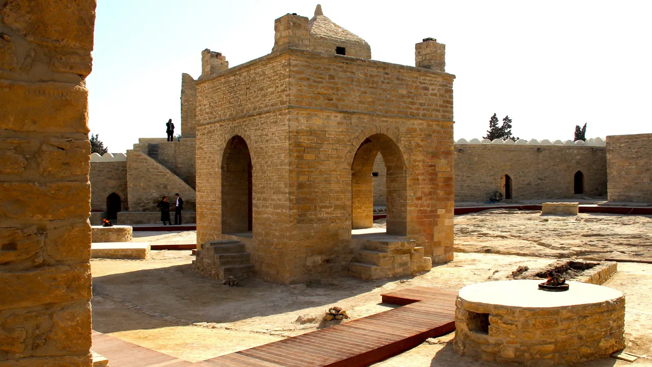 Ateshgah-ildtemplet, hvor brændende gas strømmer ud af jorden (et Zarathustra-tempel). Foto Viktors Farmor
