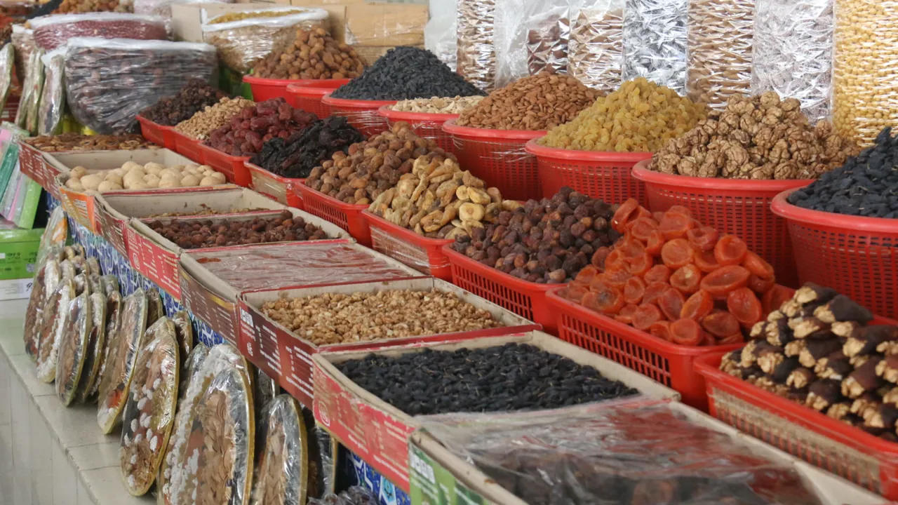 Siyab basaren i Samarkand med et stort udvalg af tørrede frugter. Foto Anja Schmidt