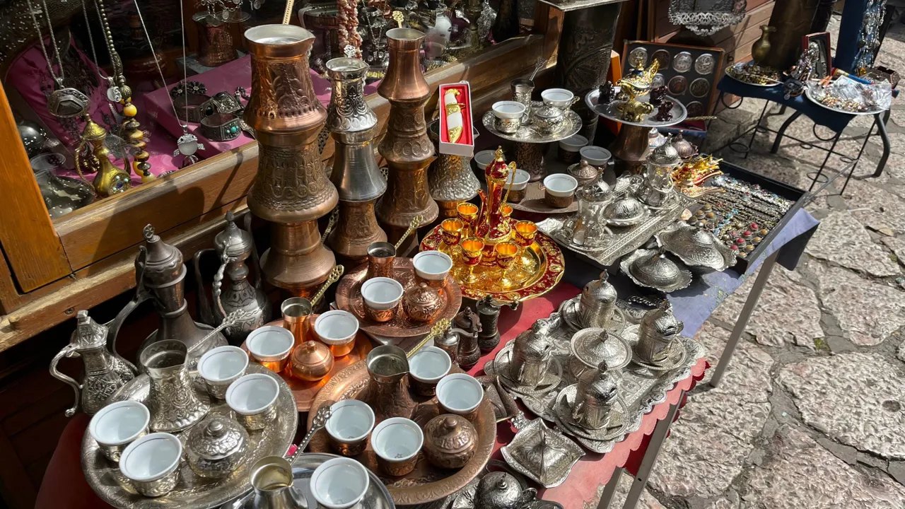 I Bezistani i Sarajevo er der markeder, hvor der bl.a. Sælges håndlavede kobberkopper. Foto Laura Lyhne
