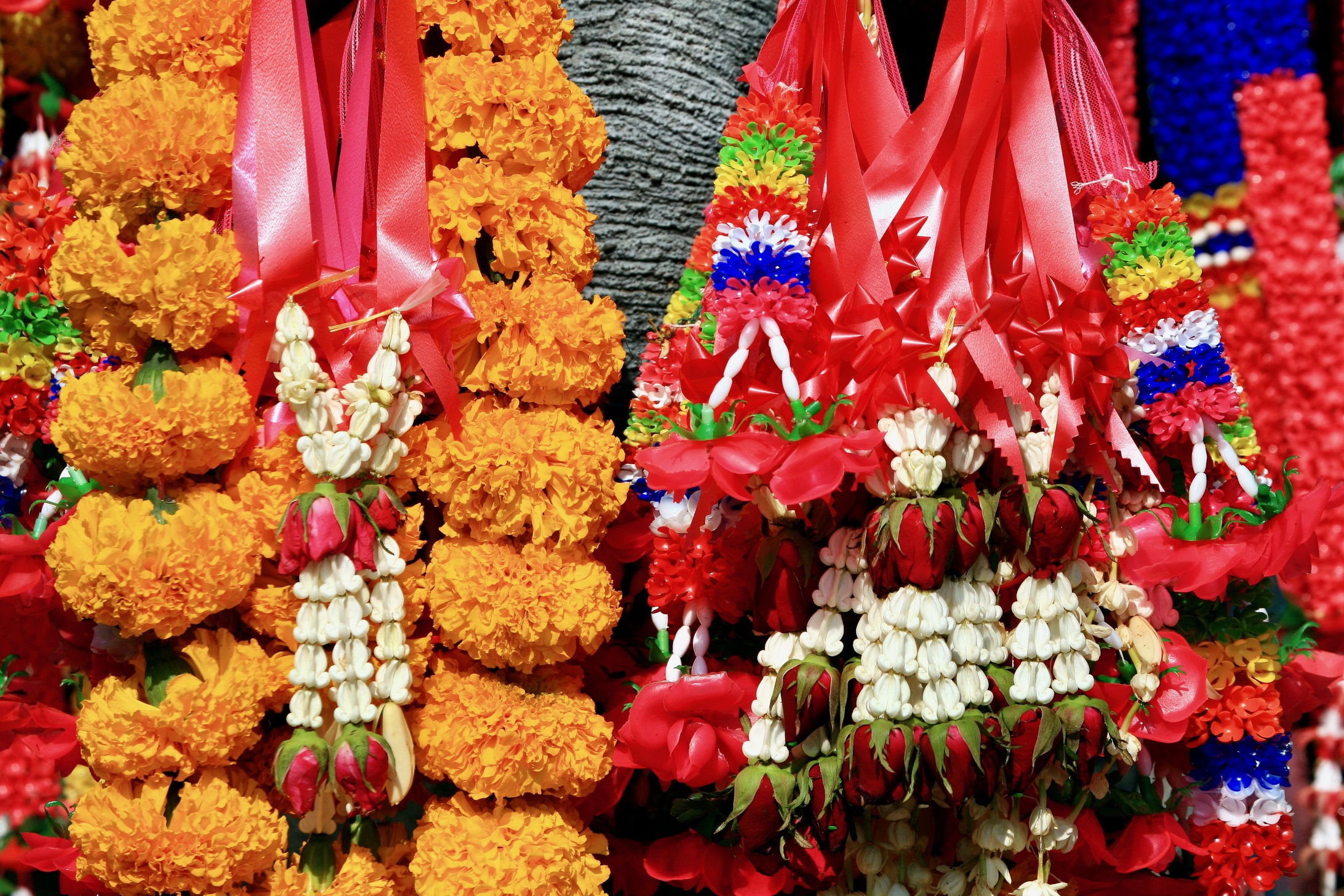 Farverige ofringer ved tempel i Lamphun. Foto Anders Stoustrup