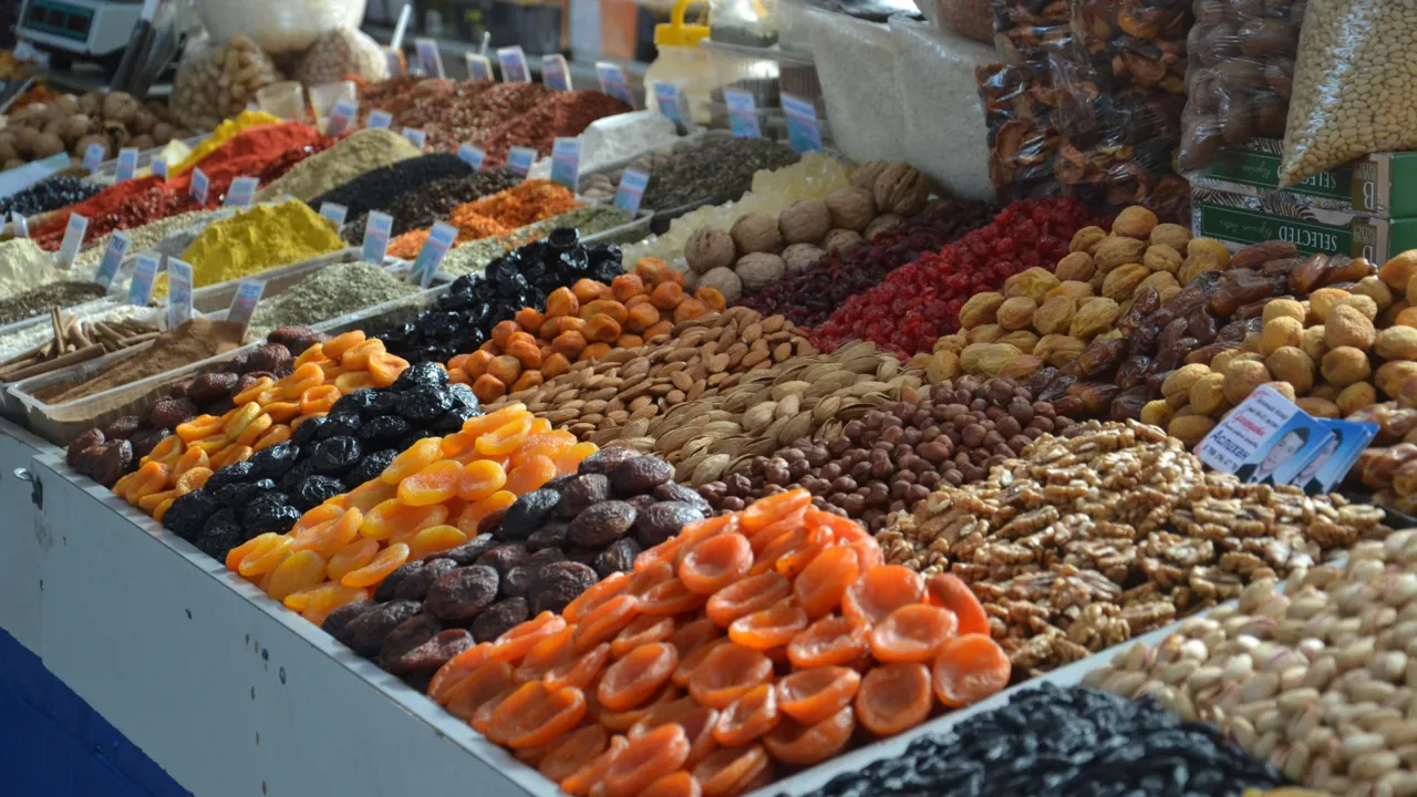 Vi besøger den Grønne Bazar i Almaty. Foto Gert Lynge Sørensen