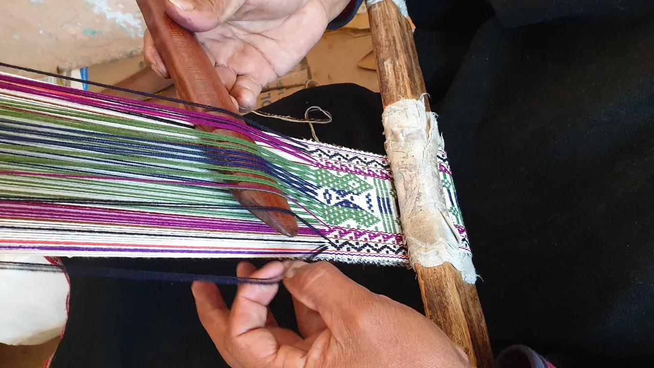Her væves et traditionelt bælte inspireret af Salasaca kulturen. Foto Hanne Christensen