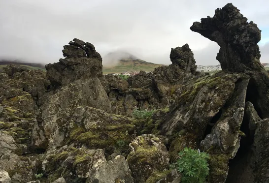 Islands dramatiske landskaber leder tanken hen på mystiske væsener. Foto Denise Kristensen