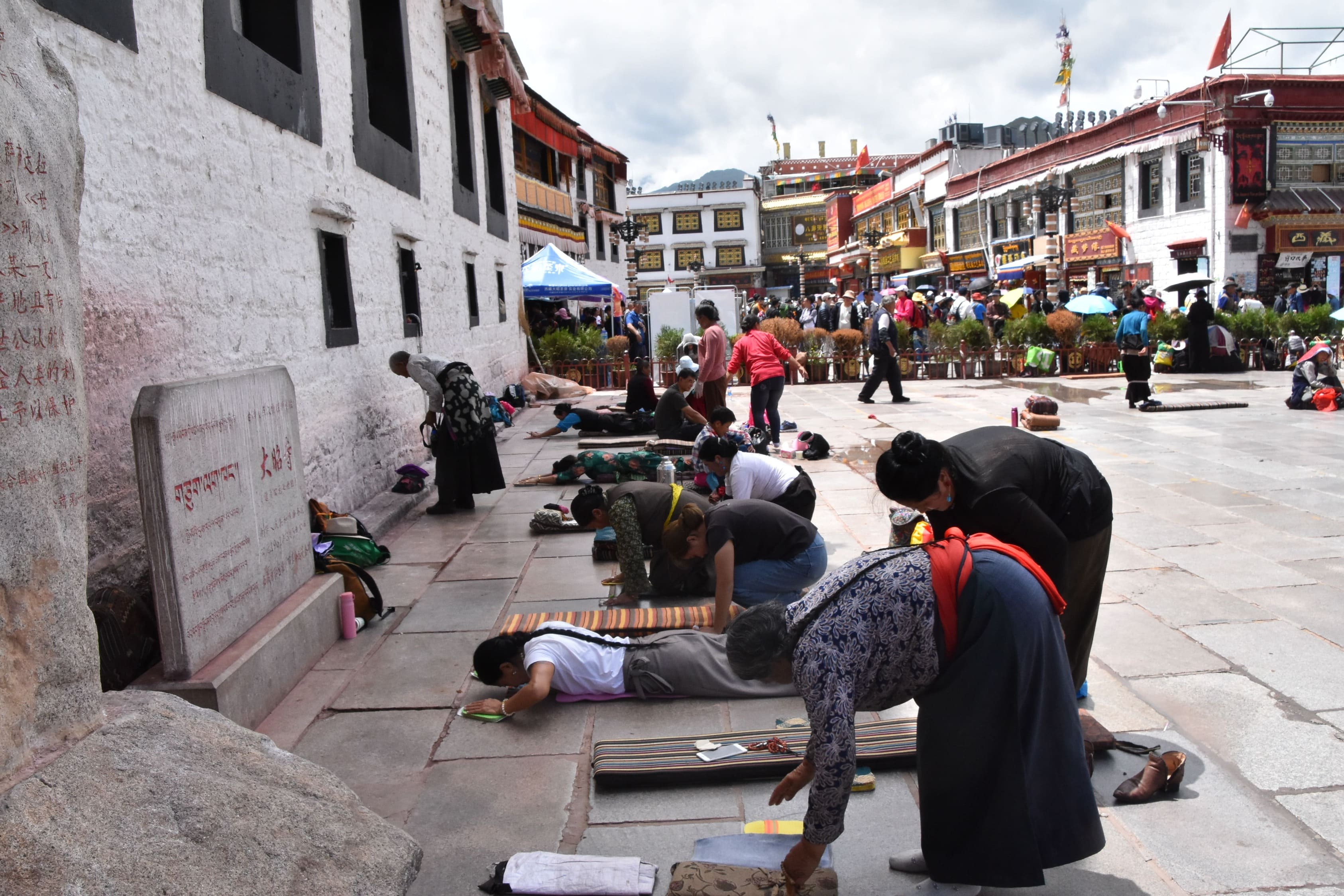 Prostrationer foran Jokhang templet. Foto Ulla Dons
