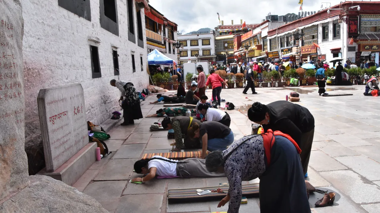 Prostrationer foran Jokhang templet. Foto Ulla Dons