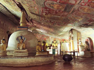 På en rejse til Sri Lanka med Viktors Farmor ser vi buddhistiske huletempler i Dambulla . Foto Anders Stoustrup