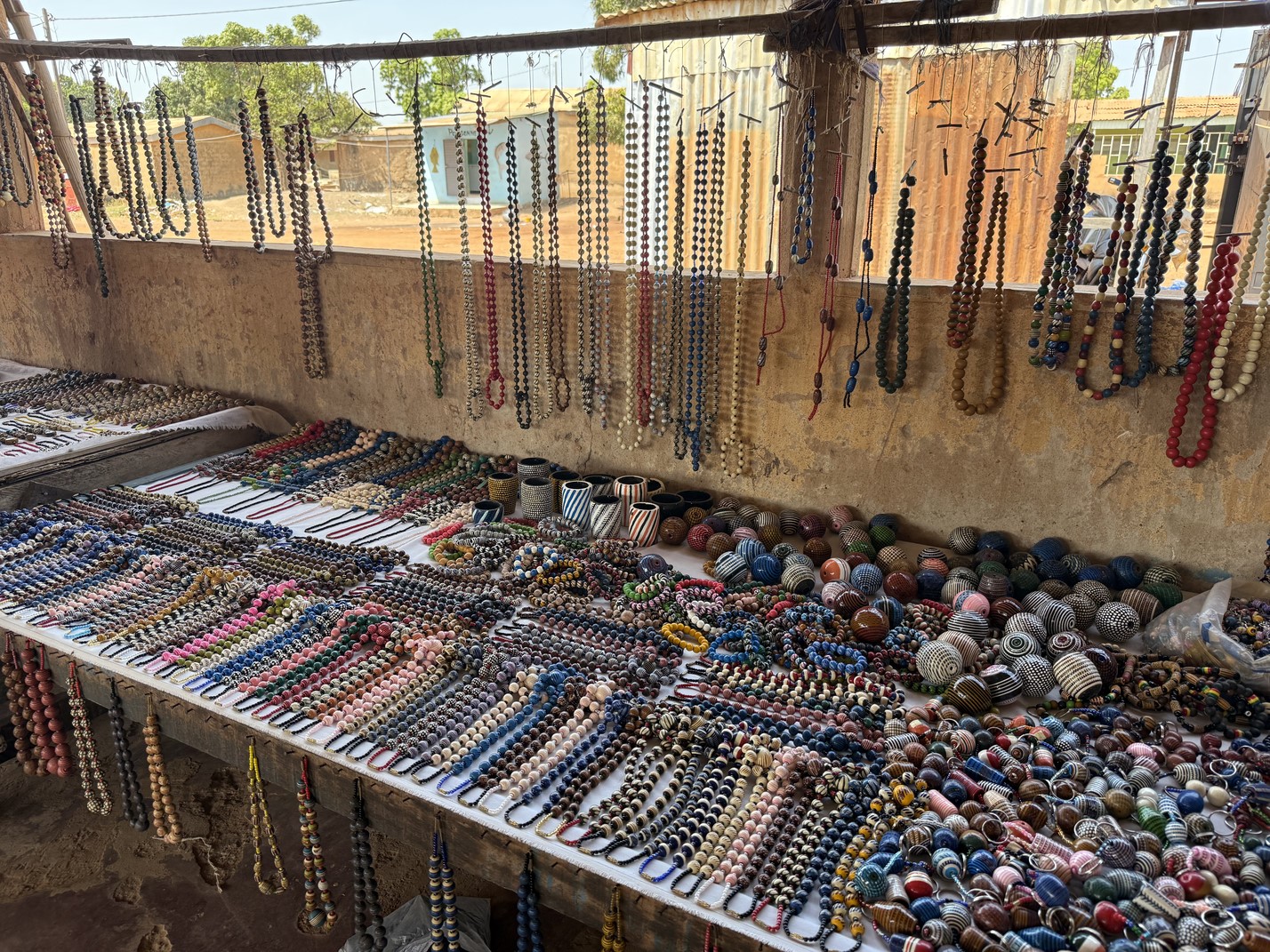 Det er også muligt at erhverve sig lidt af det lokale kunsthåndværk på rejsen. Foto Anja Schmidt 