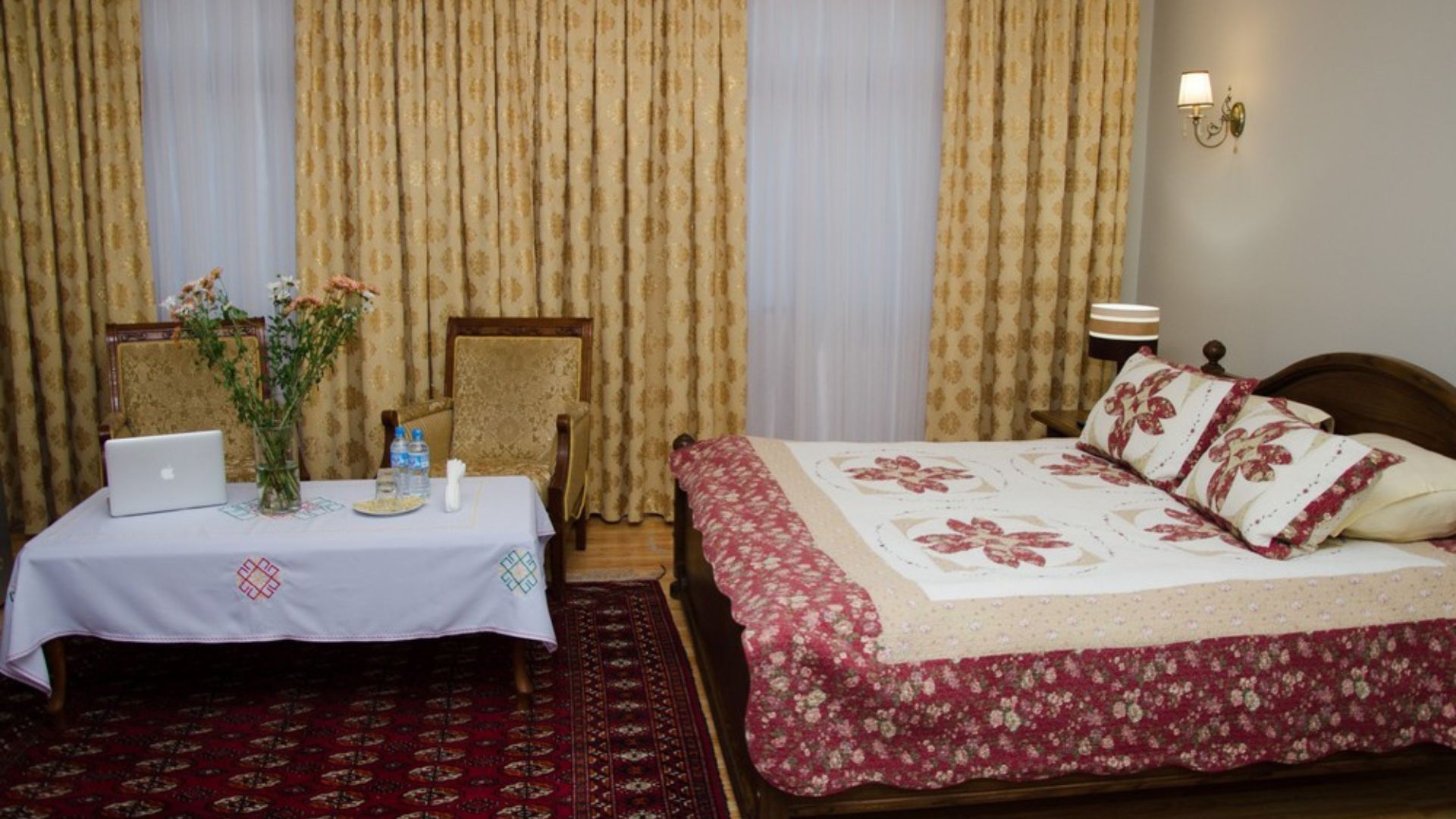 Charmerende hotel indrettet i lokal stil og med en god beliggenhed i forhold til byens attraktioner. Foto Viktors Farmor 