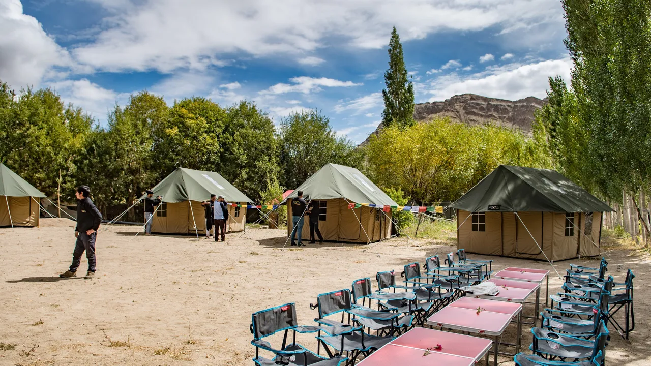 Vores fine lejr, hvor vi sover i behagelige telte og spiser mad sammen. Foto Viktors Farmor