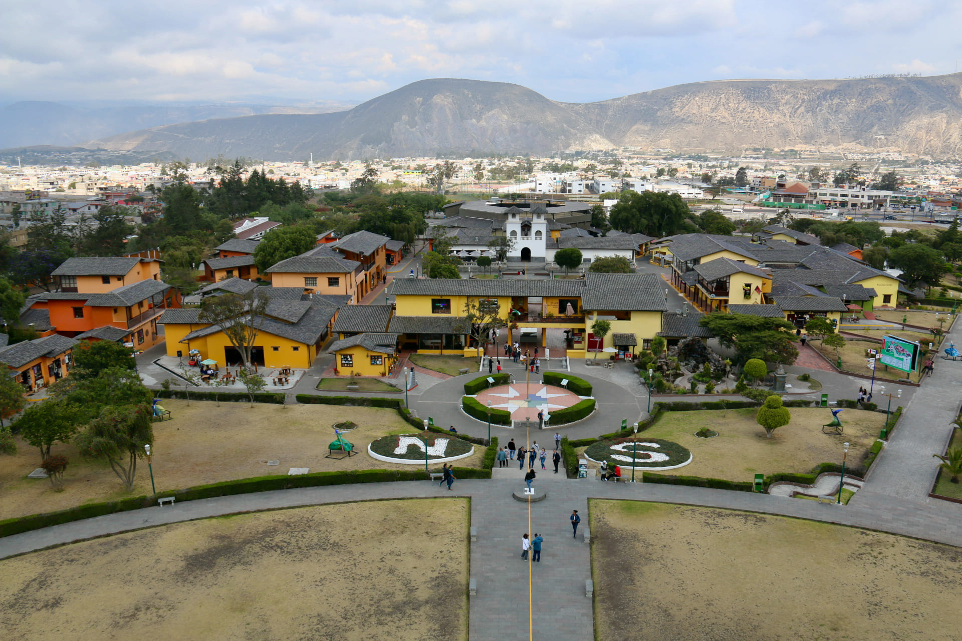 På rejsen besøger vi Mitad del Mundo ved ækvatorlinjen udenfor Quito. Foto Anja Schmidt
