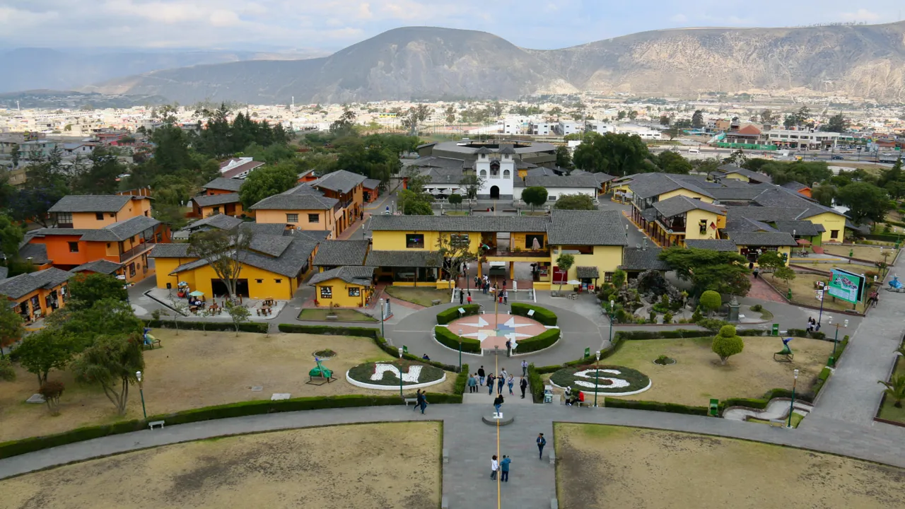 På rejsen besøger vi Mitad del Mundo ved ækvatorlinjen udenfor Quito. Foto Anja Schmidt