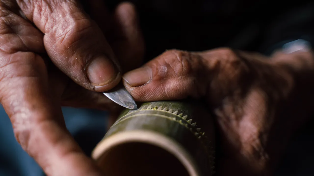 Traditionelt håndværk i en karenlandsby. Foto af Viktors Farmor