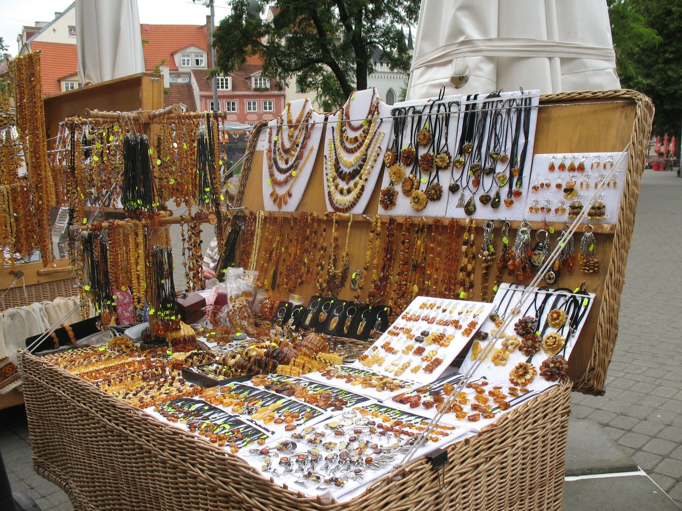 Riga byder på mange små boder med blandt andet smukke ravsmykker. Foto Kirsten Gynther Holm