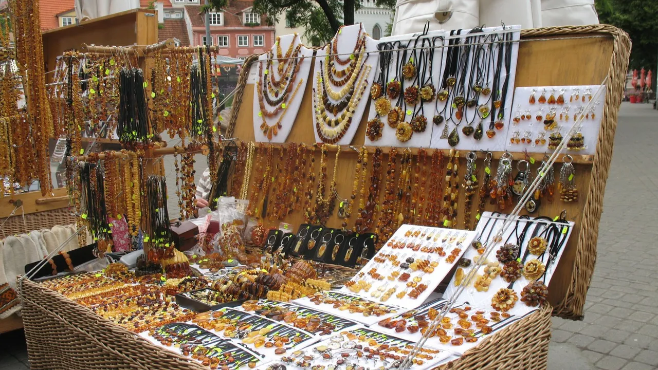 Riga byder på mange små boder med blandt andet smukke ravsmykker. Foto Kirsten Gynther Holm