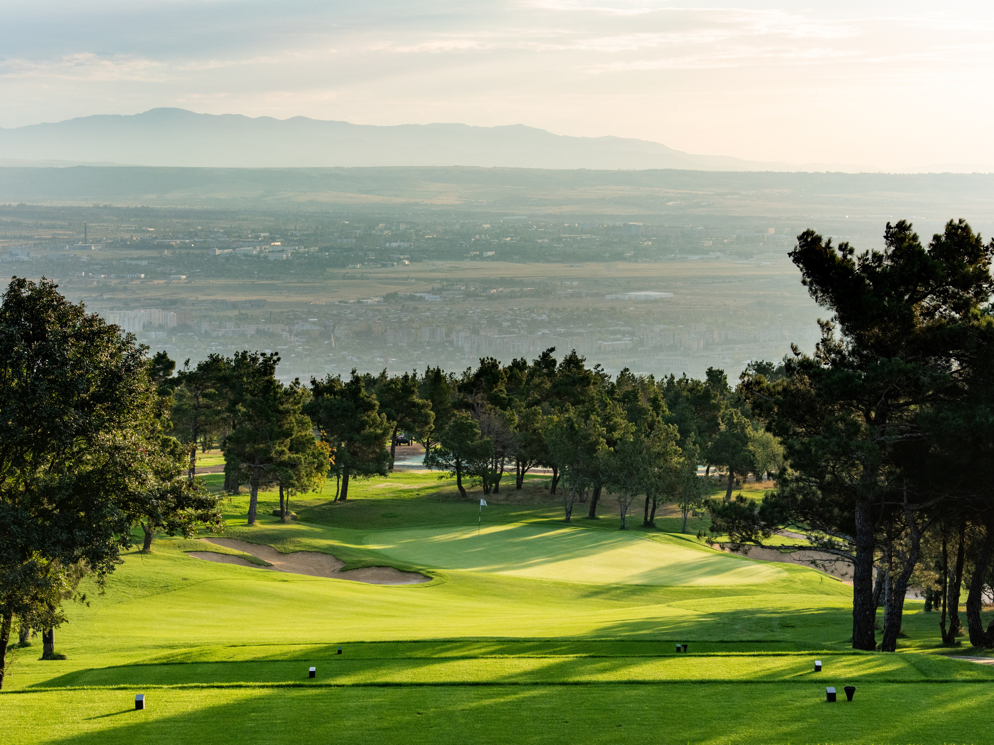Hul 3 - par 3 ned af bakke på Tbilisi Hills. Foto. Viktors Farmor