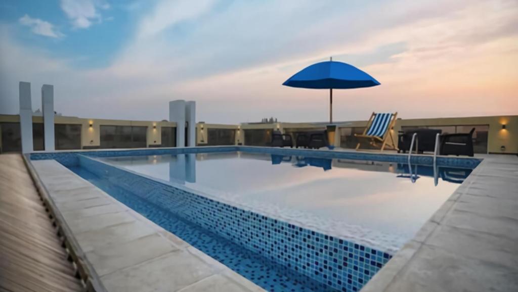 4-stjernet komfort og en god beliggenhed på en rolig gade i Al Hamra-kvarteret kendetegner Rosemond Hotel. 