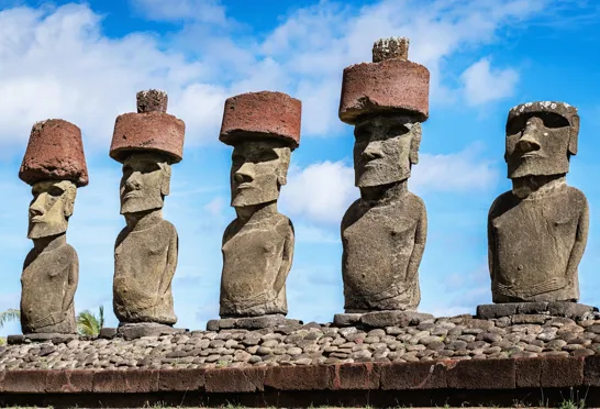 Moai-statuer med pukao-hatte på Ahu Nau Nau ved Anakena Beach på Påskeøen i Chile. Foto Viktors Farmor