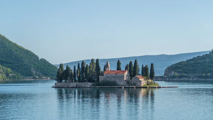 St. George øen ved byen Perast i Montenegro. Foto Viktors Farmor