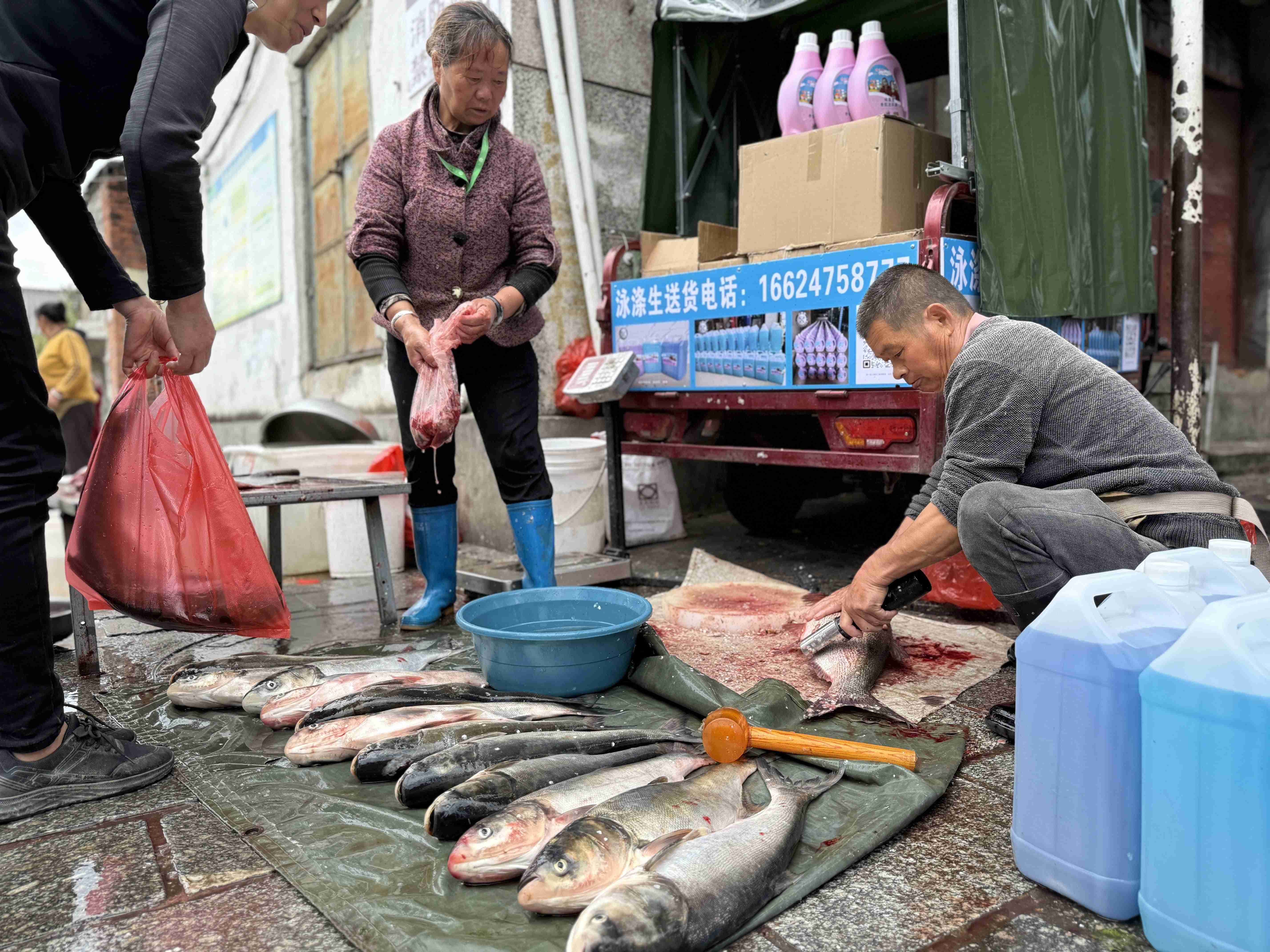 Man skal passe på, man ikke glider i en fisk på lørdagsmarked i Dali. Foto Signe Bjørnskov Mynster
