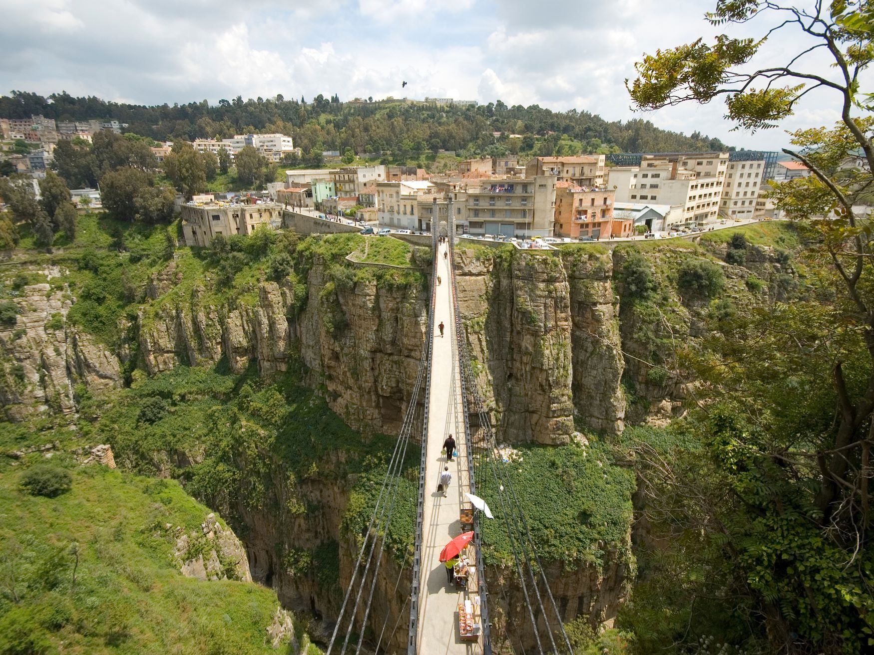 Eventyr på en af de mere moderne broer i Constantine. Foto Viktors Farmor