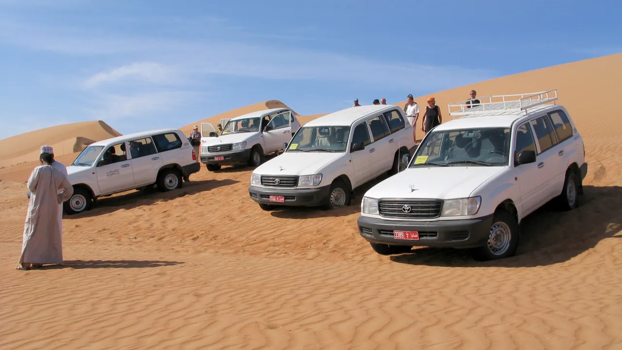 Både i sandørkenen, i bjergene og i wadierne kører vi i 4-hjulstrækkede som disse. Foto Esben Gynther