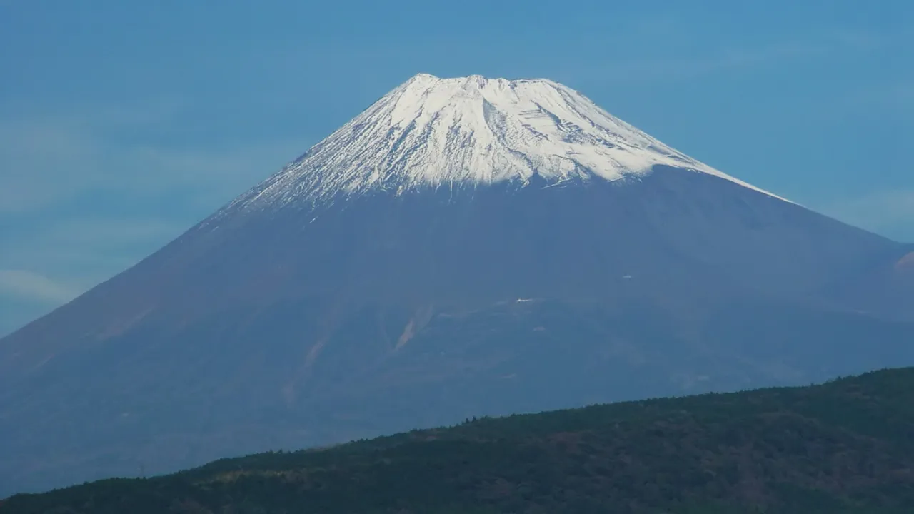Japans ikoniske bjerg Fuji ser vi fra båd på søen Ashi. Foto Viktors Farmor