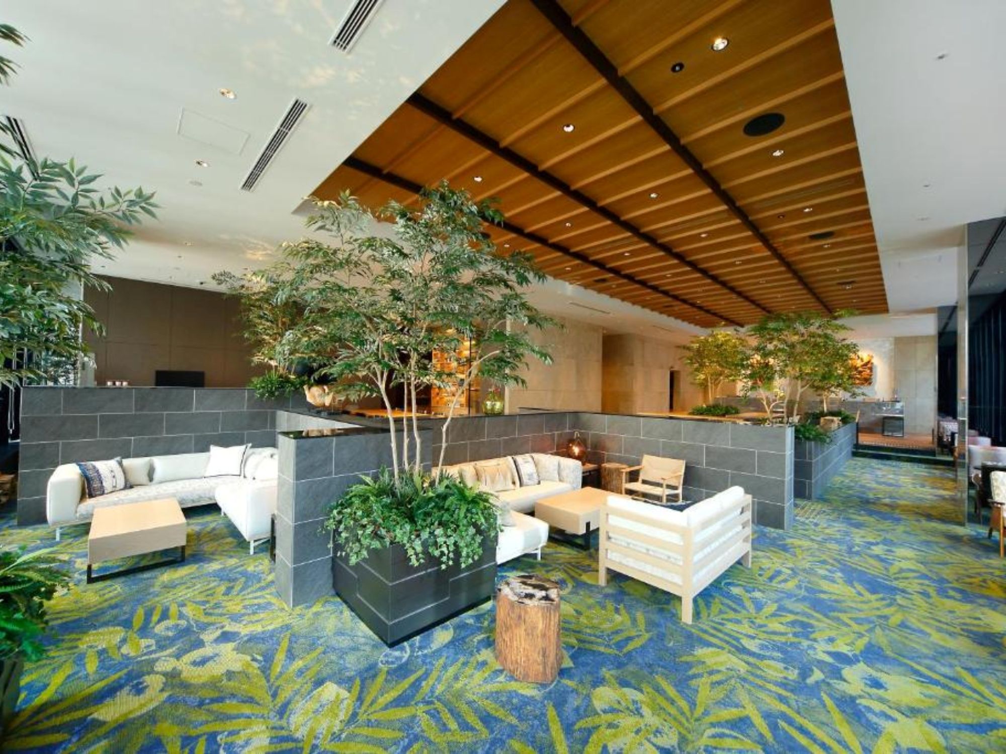 Hotellet ligger i centrum af Osaka. Fra hotellet har vi ca. 2,5 km til den imponerende Osaka-borg, som er omgivet af smukke haver. 