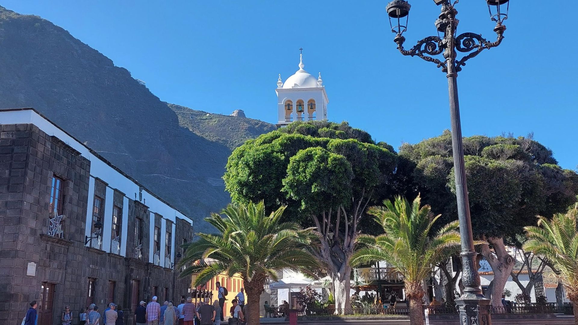 Mange byer ligger smukt i de bjergrige landskaber. Foto Erik Holm