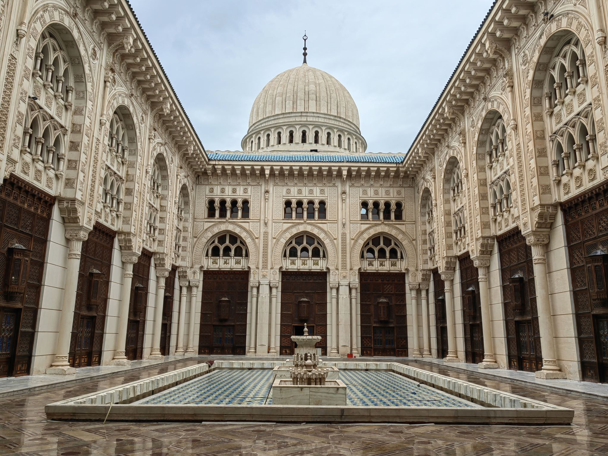 Den imponerende kuppel i Emir Abdelkader-moskéen i Constantine kan også ses fra den smukke gård. Foto Viktors Farmor